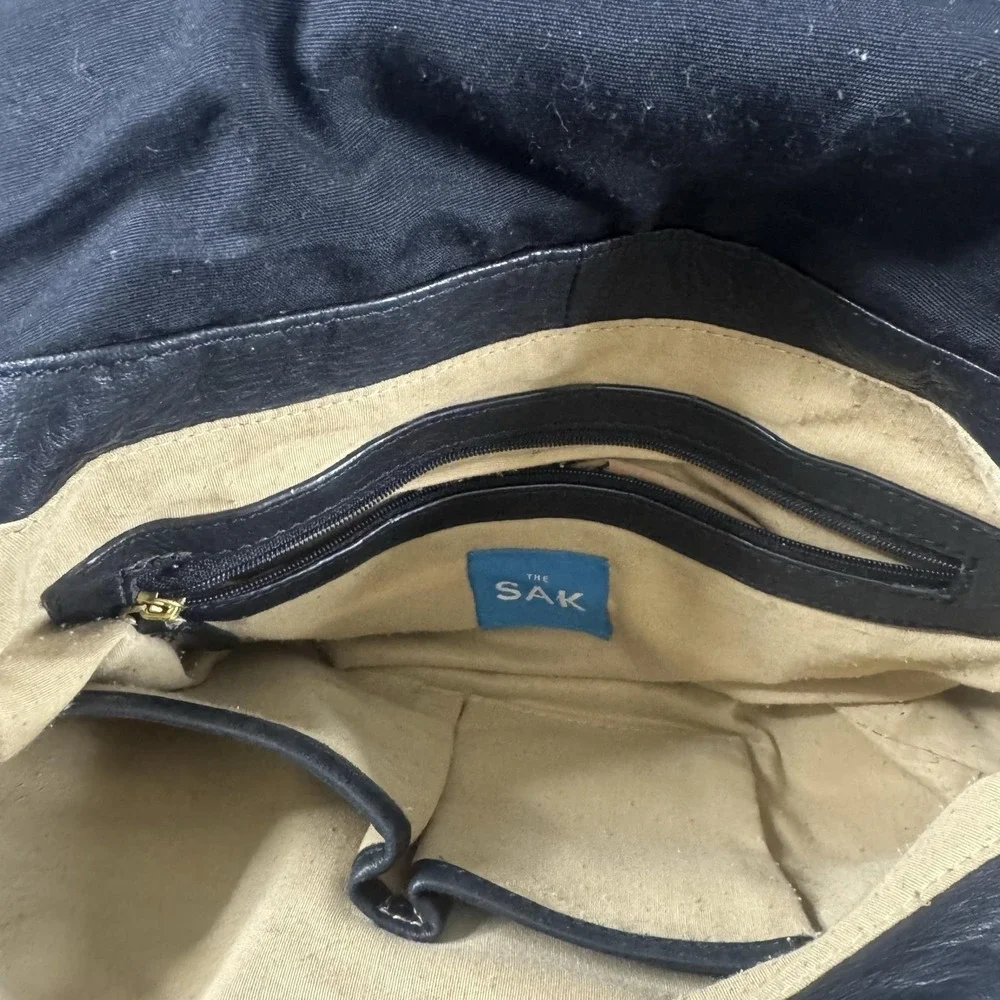 The Sak Shoulder Bag Womens Medium Black Leather Flap Pocket Gold Hardware Purse